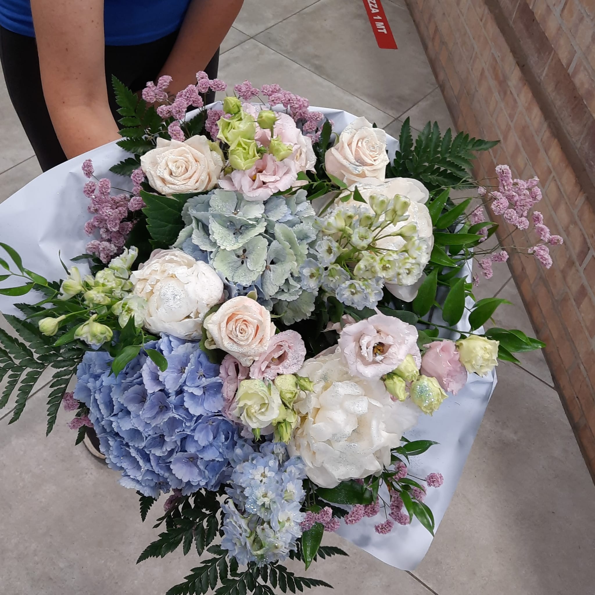 Bouquet con toni del blu e rosa