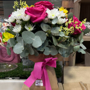 Bouquet di fiori freschi di stagione con scatola